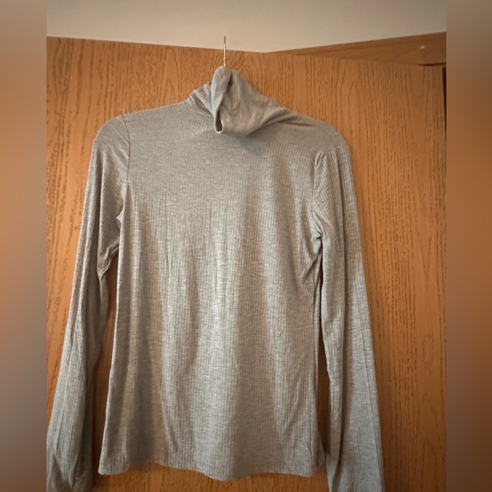 Ninexis Lightweight gray women’s turtleneck- Small- NWT
